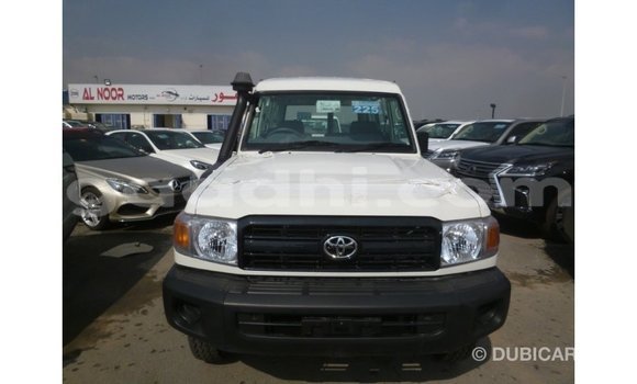 Acheter Import Voiture Toyota Land Cruiser Blanc à Import - Dubai, Somalie Acheter Import Voiture Toyota Land Cruiser Blanc à Import - Dubai, Somalie