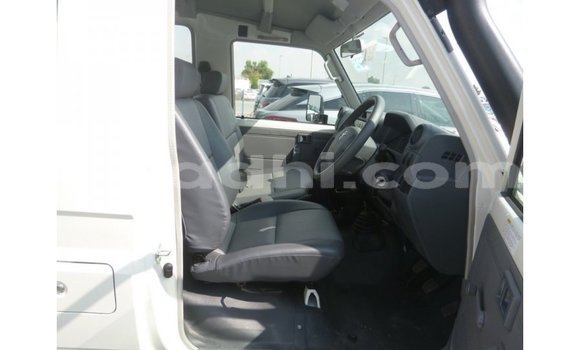 Acheter Import Voiture Toyota Land Cruiser Blanc à Import - Dubai, Somalie Acheter Import Voiture Toyota Land Cruiser Blanc à Import - Dubai, Somalie