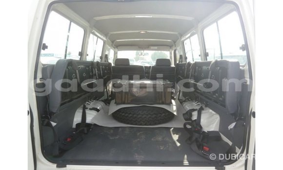 Acheter Import Voiture Toyota Land Cruiser Blanc à Import - Dubai, Somalie Acheter Import Voiture Toyota Land Cruiser Blanc à Import - Dubai, Somalie