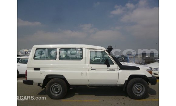 Acheter Import Voiture Toyota Land Cruiser Blanc à Import - Dubai, Somalie Acheter Import Voiture Toyota Land Cruiser Blanc à Import - Dubai, Somalie