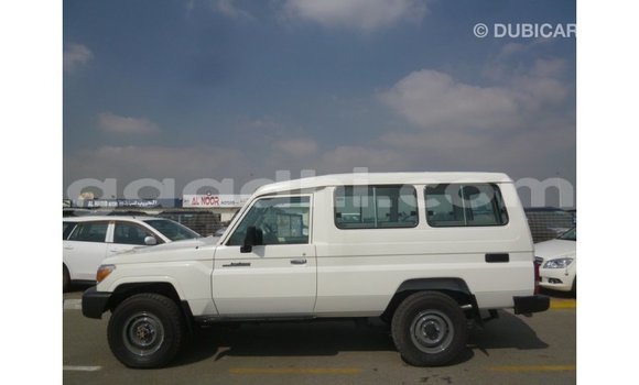 Acheter Import Voiture Toyota Land Cruiser Blanc à Import - Dubai, Somalie Acheter Import Voiture Toyota Land Cruiser Blanc à Import - Dubai, Somalie